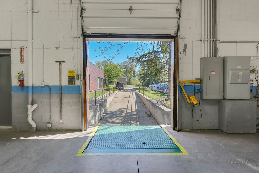 More Photos Of 38227 Western Pky, Willoughby Light Distribution For Lease
