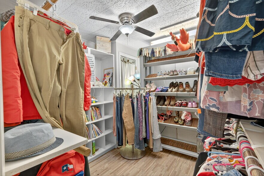 More Photos Of 930 N School St, Boerne Office For Sale