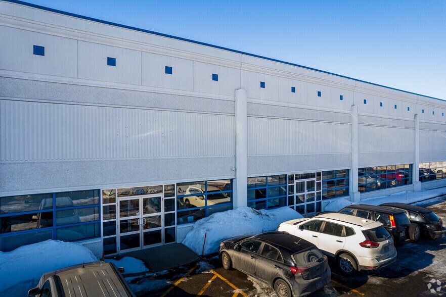 More Photos Of 100-190 Av Voyageur, Pointe-claire Manufacturing For Lease