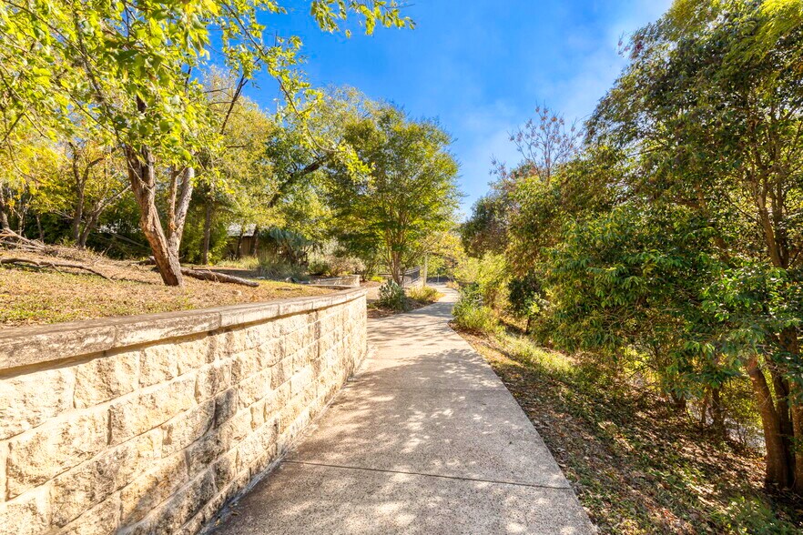 More Photos Of 322 S Main St, Boerne General Retail For Sale