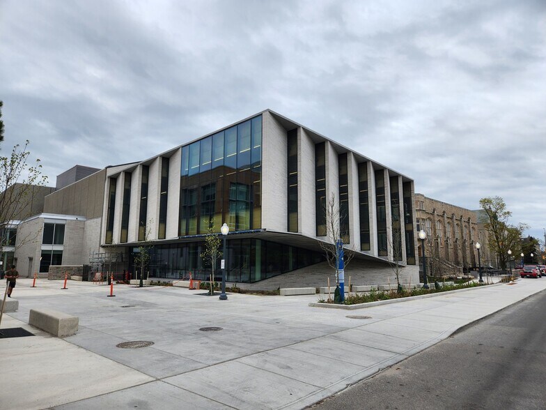 More Photos Of 99 University Av, Kingston Schools For Lease