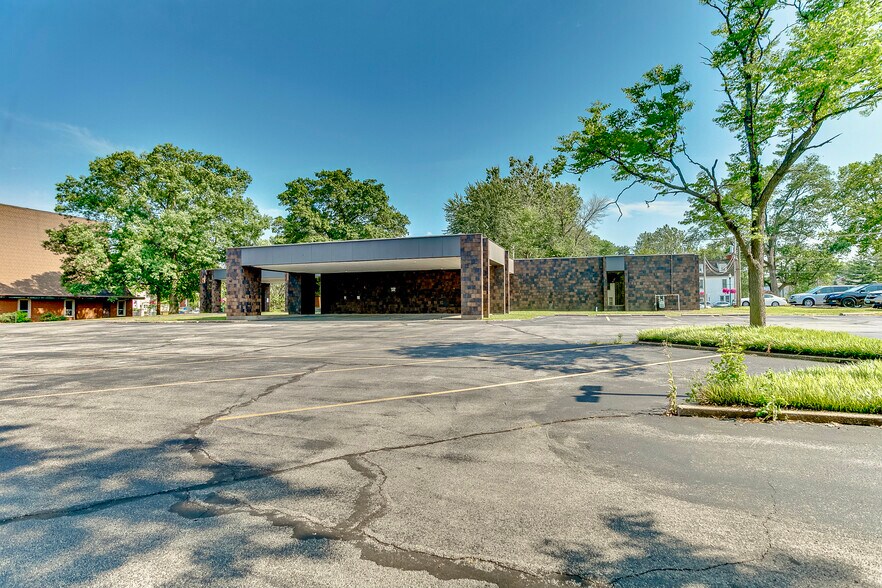 More Photos Of 2710 College Ave, Alton Medical For Lease