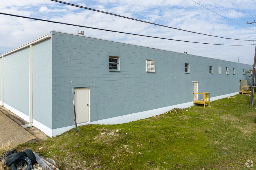 More Photos Of 11550-11562 Chairman Dr, Dallas Light Distribution For Lease