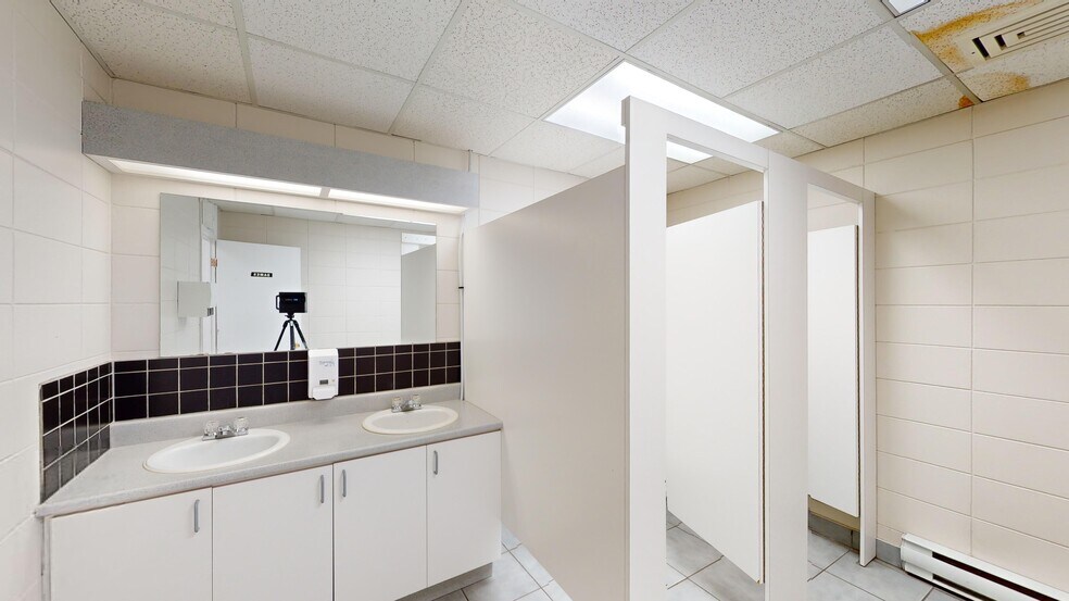 More Photos Of 2001 Rue Price, Saguenay Office Residential For Lease