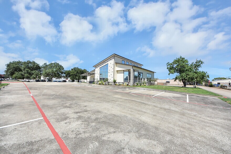 More Photos Of 1563 Live Oak St, Webster Office For Sale