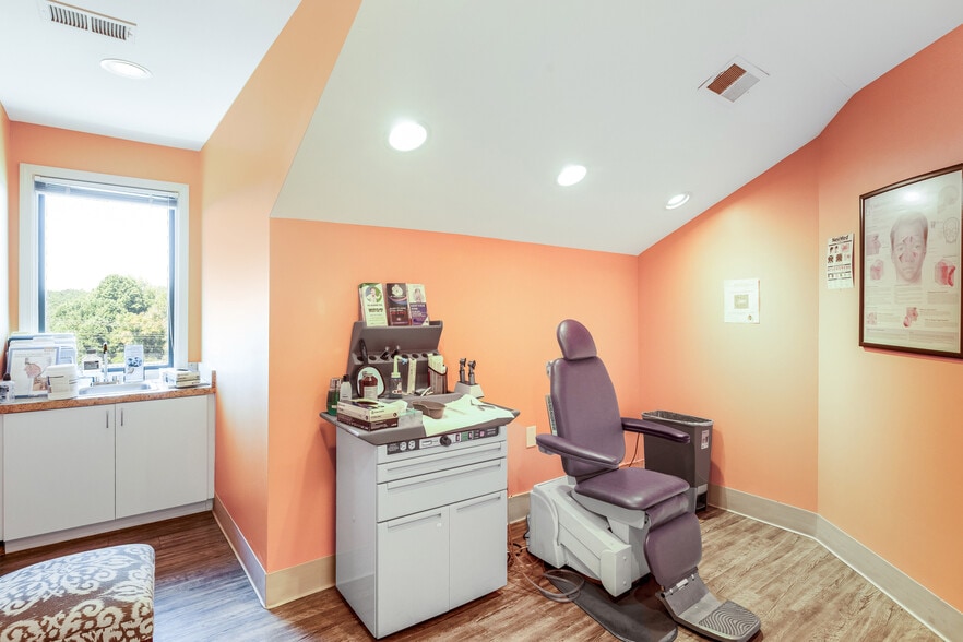 More Photos Of 1100-1108 Hospital Dr, Stockbridge Medical For Lease