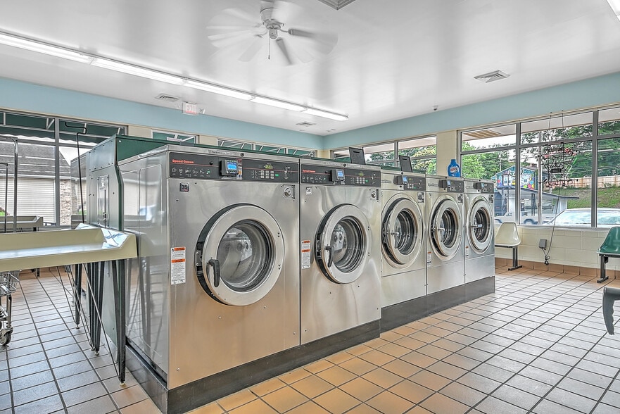 More Photos Of 245 Gate City Hwy, Bristol General Retail For Sale