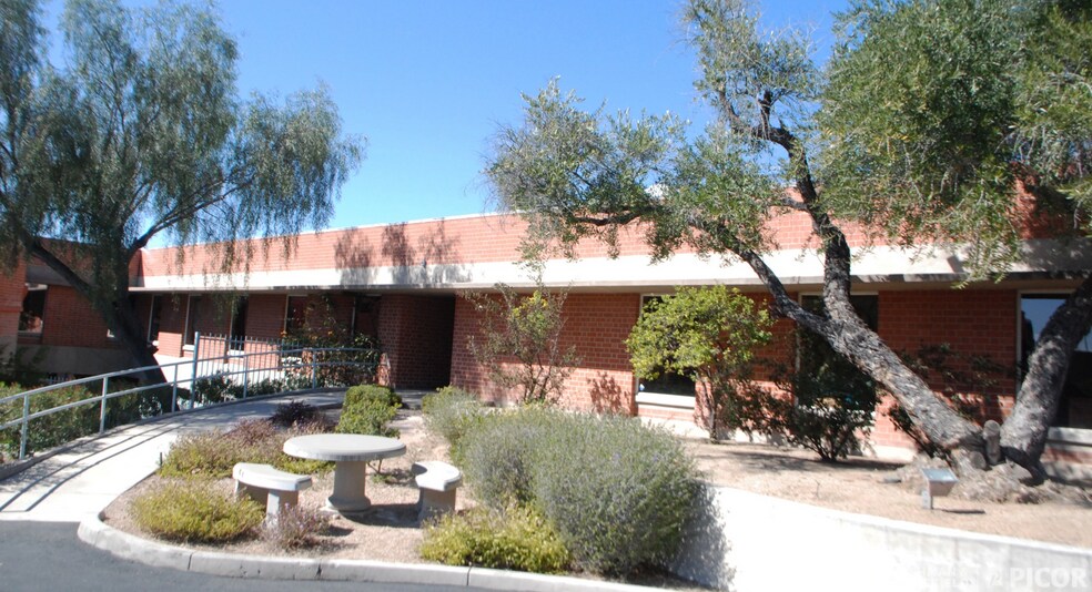 More Photos Of 100-150 N Tucson Blvd, Tucson Medical For Lease