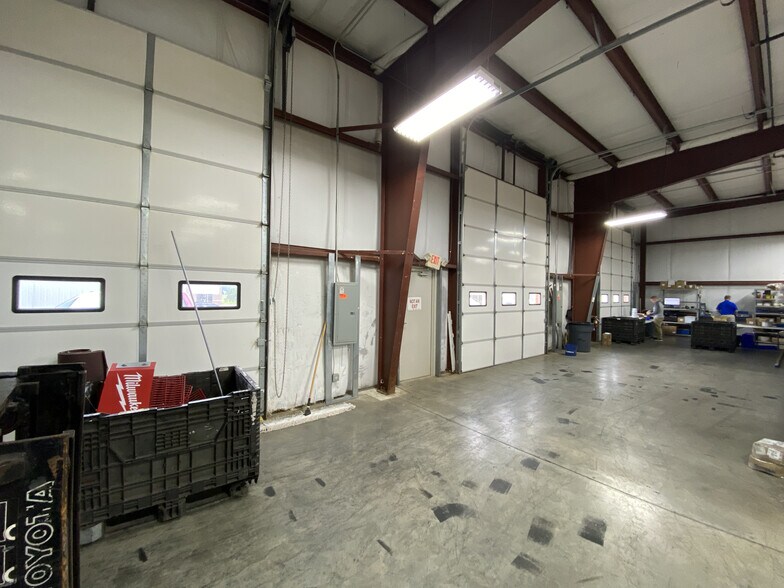 More Photos Of 380 E State Highway CC, Nixa Warehouse For Lease