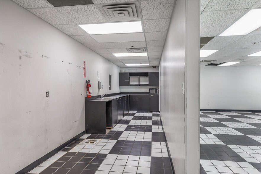 More Photos Of 1202 Thomas Beck Rd, Des Moines Flex For Lease