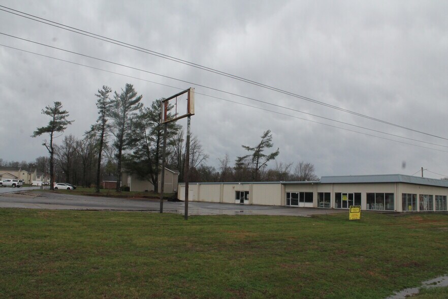 More Photos Of 2145 Sweets Dr, Carbondale Showroom For Sale