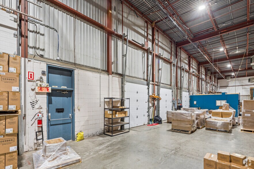 More Photos Of 4600-4612 Chemin Du Bois-Franc, Saint-Laurent Warehouse For Lease