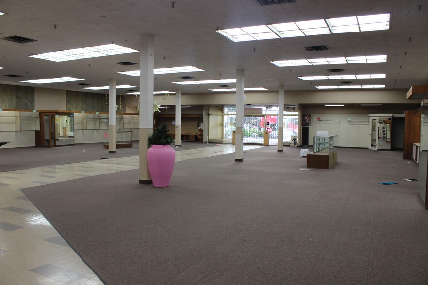 More Photos Of 909 Fulton Mall, Fresno Freestanding For Lease