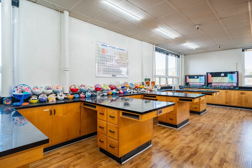 More Photos Of 2911 N San Fernando Rd, Los Angeles Schools For Lease