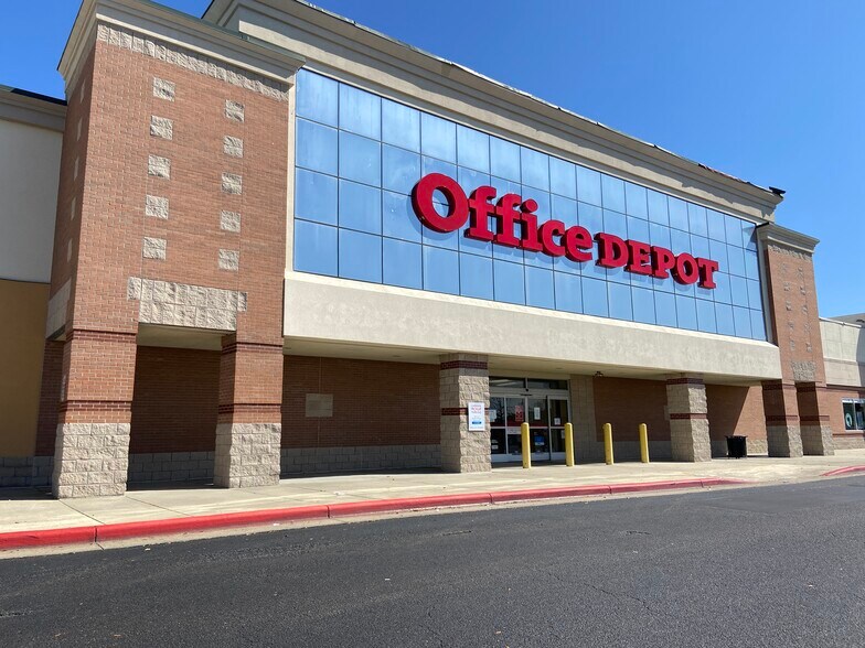 More Photos Of 15256-15268 Crossroads Pky, Gulfport Storefront For Lease