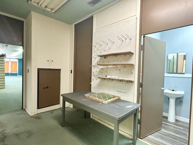 More Photos Of 105 N Main St, Atmore Office For Sale