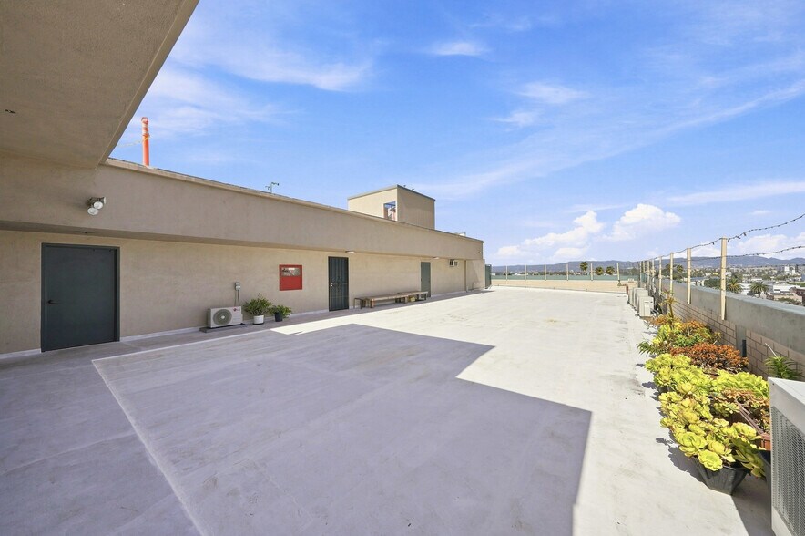 More Photos Of 2333 Beverly Blvd, Los Angeles Office For Lease
