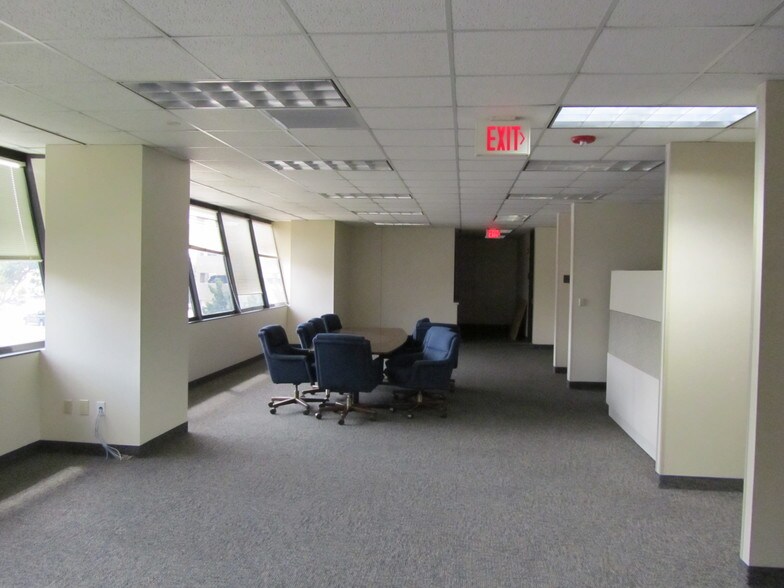More Photos Of 539 N Carancahua St, Corpus Christi Office For Lease