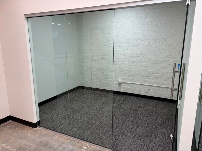 More Photos Of 2558 Overland Ave, Los Angeles Office For Lease
