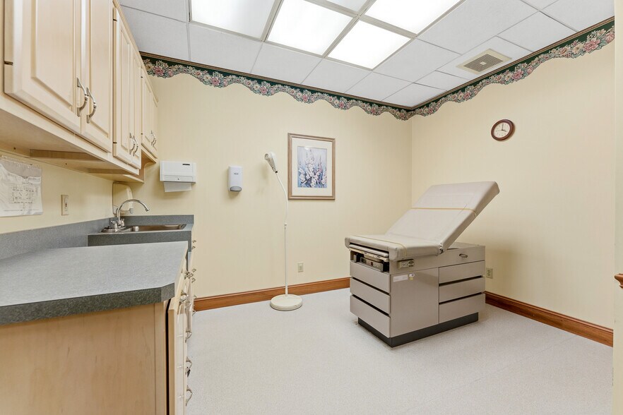 More Photos Of 1703 Locust Ave, Fairmont Medical For Sale