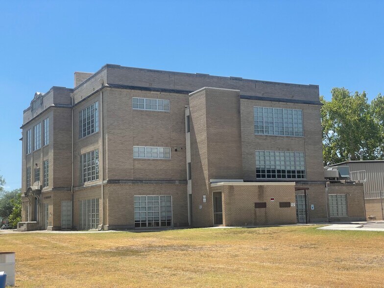 More Photos Of 216 E College St, Seguin Flex For Sale