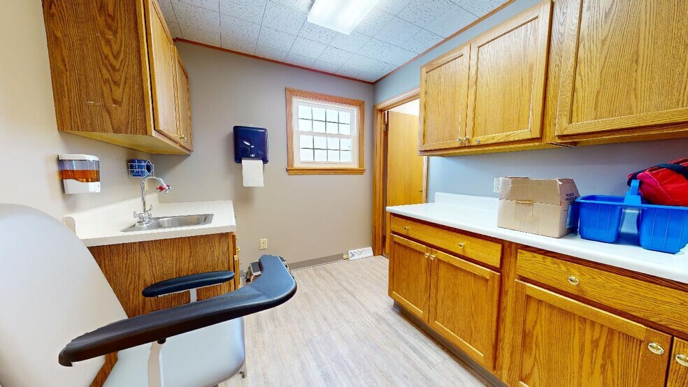 More Photos Of 392 Howard St, Willard Office For Sale