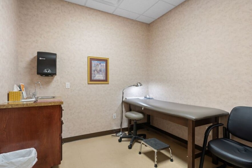 More Photos Of 781 Weatherly Dr, Clarksville Medical For Sale