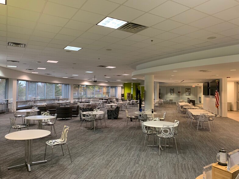 More Photos Of 75 N Fairway Dr, Vernon Hills Office For Sale