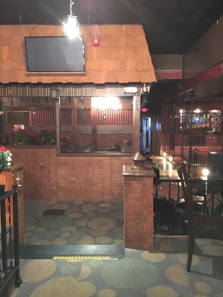 More Photos Of 304-308 N Burdick St, Kalamazoo Bar For Sale