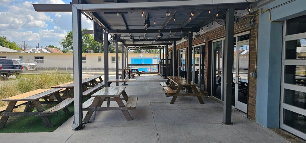 More Photos Of 1602 E Houston St, San Antonio Restaurant For Lease