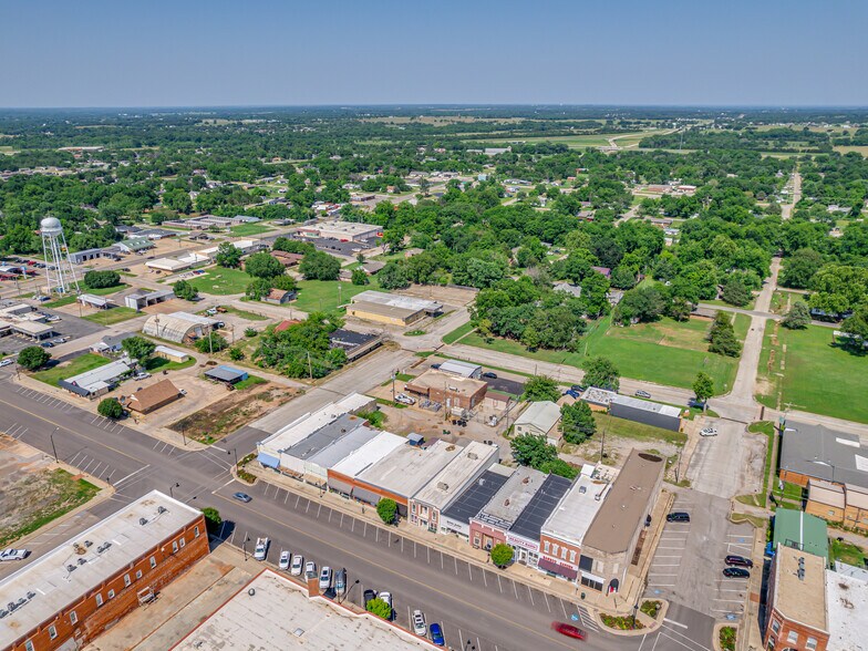 More Photos Of 111 N Broadway St, Tecumseh Office For Sale