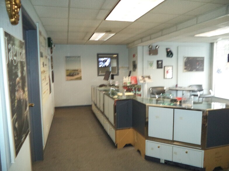 More Photos Of 92 Londonderry Tpke, Manchester Auto Dealership For Sale