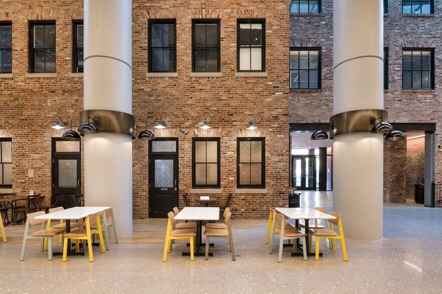 More Photos Of 2000 Pennsylvania Ave NW, Washington Office For Lease