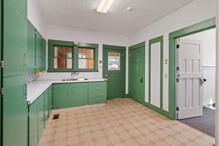 More Photos Of 1068 Market Blvd, Chehalis Office For Sale