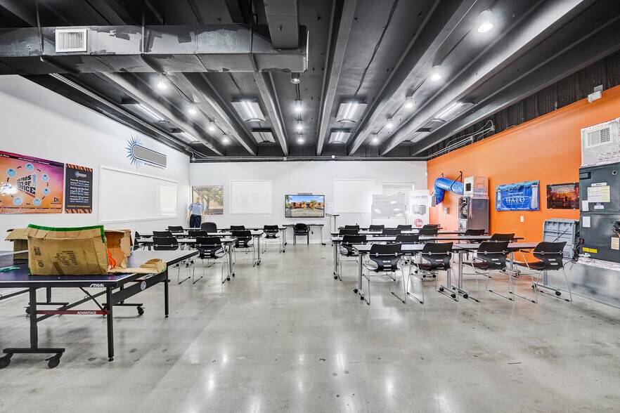 More Photos Of 2801 Evans St, Hollywood Showroom For Lease