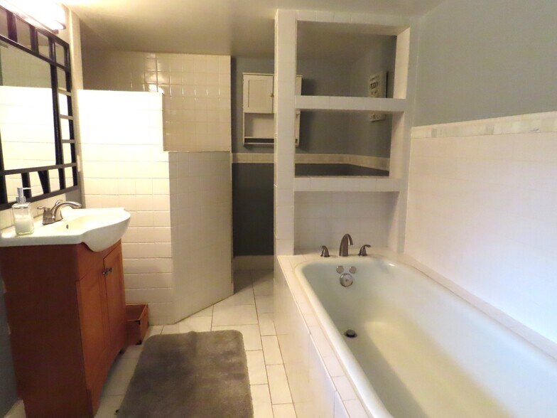 More Photos Of 1923 S Beckham Ave, Tyler Office Residential For Lease