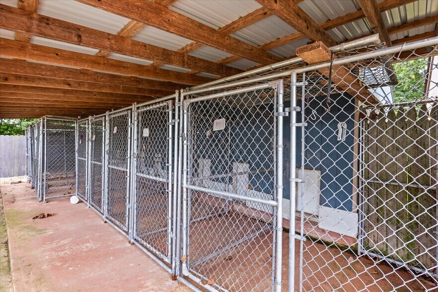 More Photos Of 333 Newcomer Rd, Windsor Veterinarian Kennel For Sale