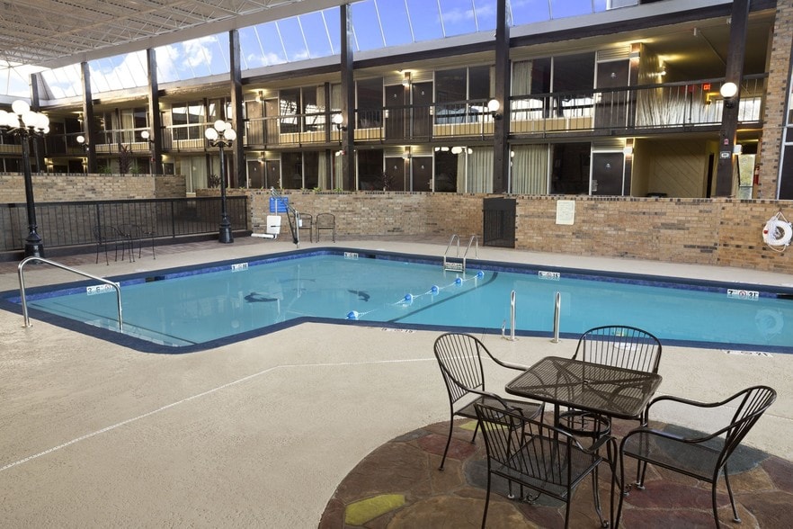 More Photos Of 810 E Trudgeon St, Henryetta Hotel For Sale