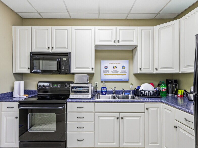 More Photos Of 101 Jack St, Hendersonville Bank For Sale