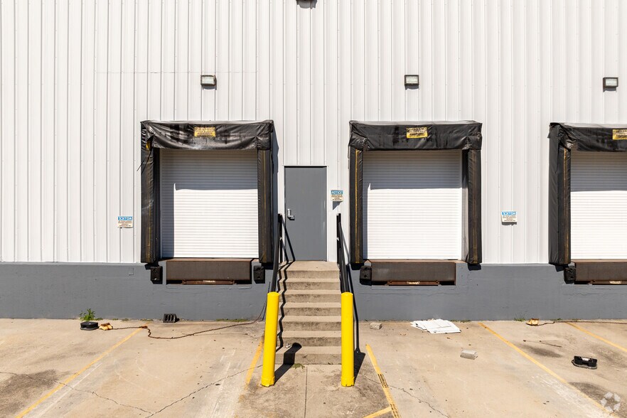 More Photos Of 640 N Northpark Dr, Clinton Warehouse For Lease