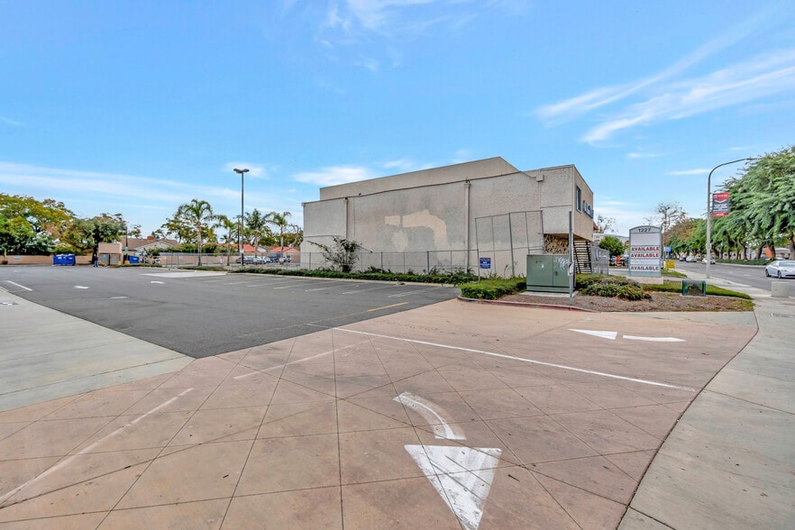 More Photos Of 1227 W 17th St, Santa Ana Medical For Sale