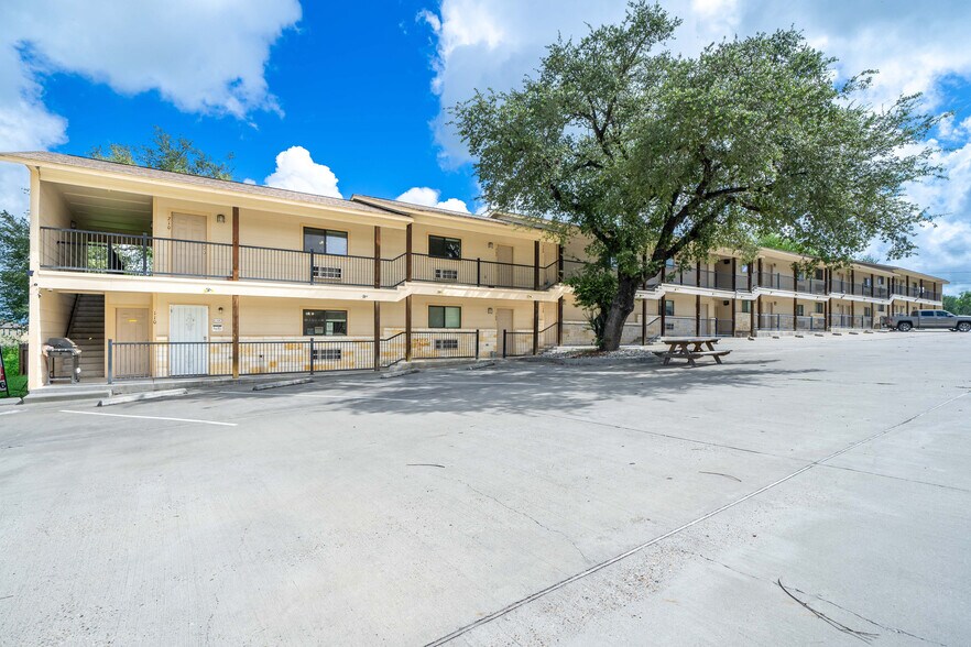 More Photos Of 1609 N Hill St, Three Rivers Apartments For Sale