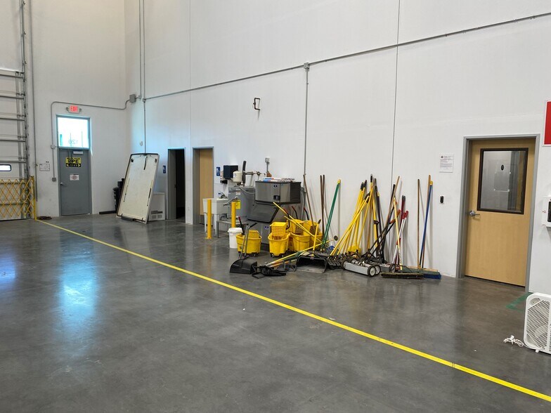 More Photos Of 6101 N Hollywood Blvd, Las Vegas Manufacturing For Lease