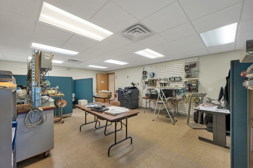 More Photos Of 1725 Suburban Dr, De Pere Manufacturing For Sale