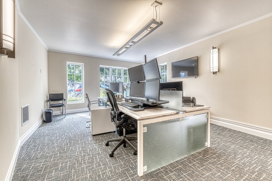 More Photos Of 126-130 N Main St, East Hampton Office For Lease