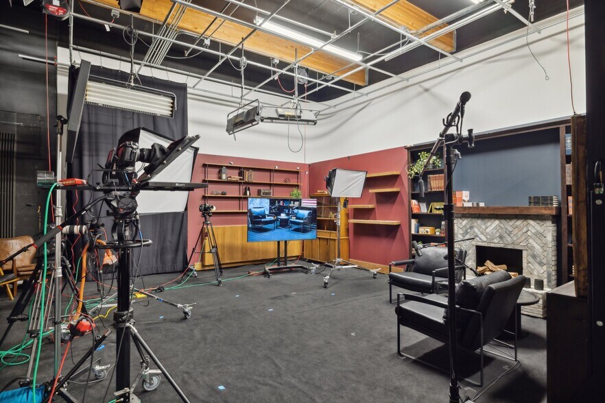 More Photos Of 14201 N Hayden Rd, Scottsdale Light Distribution For Lease