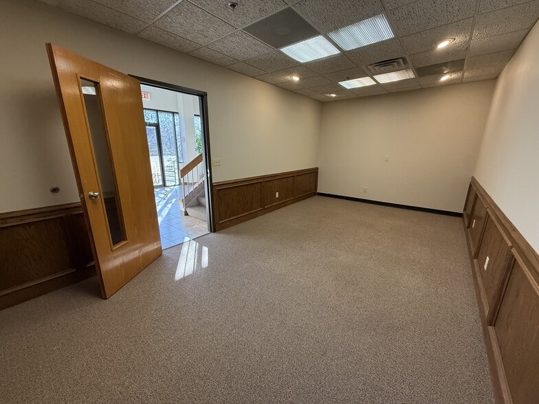 More Photos Of 12635-12651 Hemlock St, Overland Park Showroom For Sale