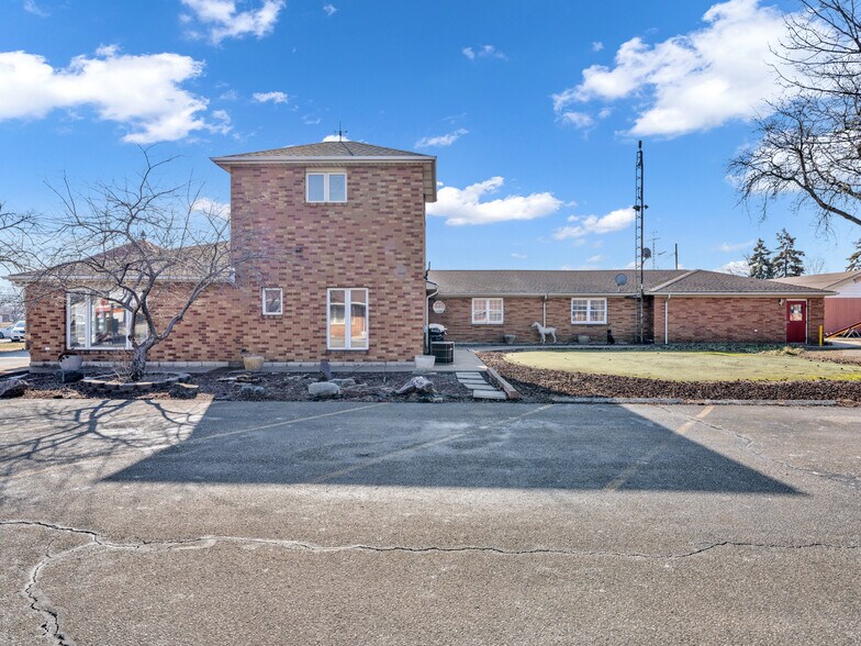 More Photos Of 2889 Howard Av, Windsor Hotel For Sale