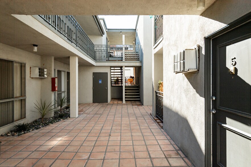 More Photos Of 13558 Moorpark St, Sherman Oaks Apartments For Sale