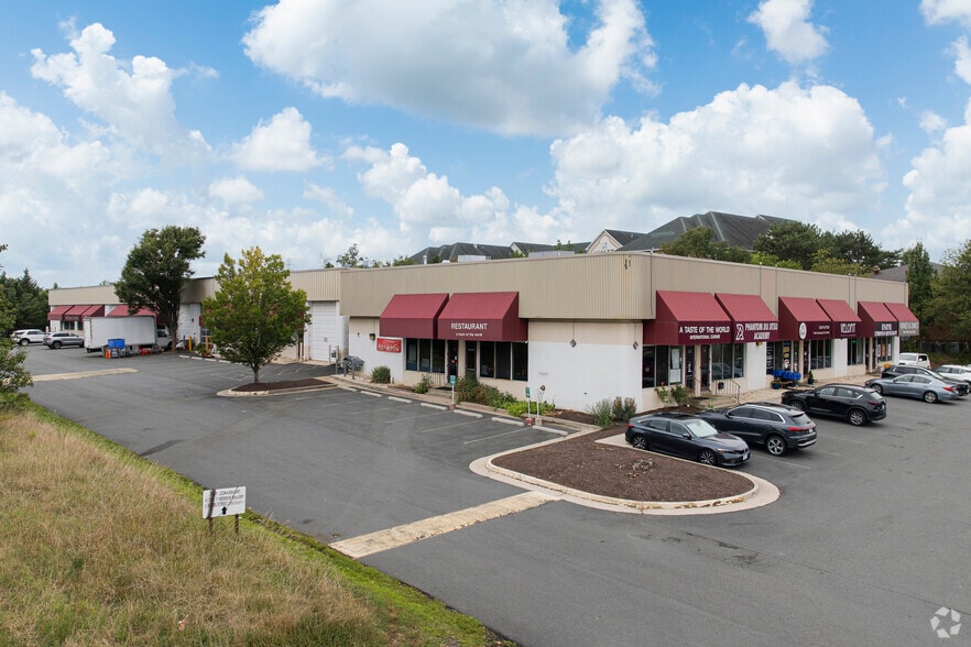 More Photos Of 259-271 Sunset Park Dr, Herndon Showroom For Sale